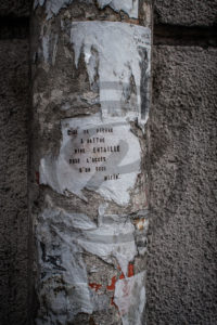 Photo Reportage Street-Art d'un poème collé sur un poteau dans une rue de Paris