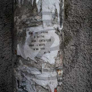 Photo Reportage Street-Art d'un poème collé sur un poteau dans une rue de Paris