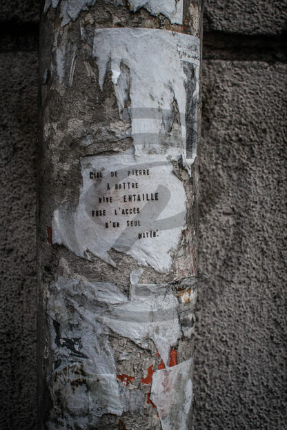 Photo Reportage Street-Art d'un poème collé sur un poteau dans une rue de Paris