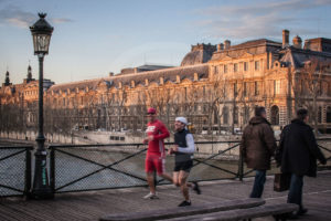 Photo Reportage d'un footing joyeux et coloré sur le pont des Art sous le sourire d'un réverbère