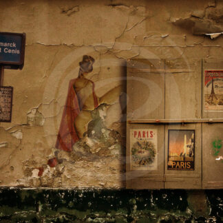 Photo-montage Street-Art d'une magicienne sexy peinte sur un mur décrépi du 18éme arrondissement de Paris