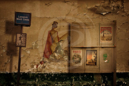 Photo-montage Street-Art d'une magicienne sexy peinte sur un mur décrépi du 18éme arrondissement de Paris