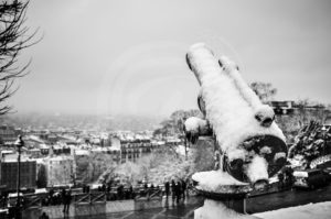 Photo d'une longue vue de la butte Montmartre sur Paris sous la neige