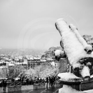 Photo d'une longue vue de la butte Montmartre sur Paris sous la neige
