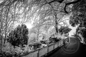 Photo d'une silhoutte sur la butte Montmartre sous la neige.