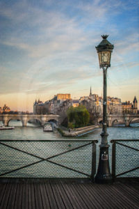 Photo d'un révèrbère tout sourire sur le pont des arts