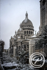 La basilique du Sacré Cœur sous la neige prise de vue du Square Marcel Bleustein Blanchet