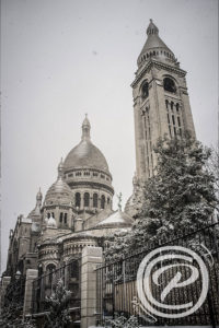 La neige tombe sur le Sacré Coeur, prise de vue coté Square Marcel Bleustein Blanchet