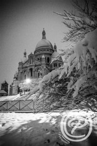 Le Sacré Coeur sous la neige sur la butte Montmartre prise de vue de nuit