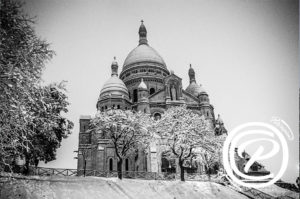 La basilique du Sacré Cœur prise de nuit sous la neige